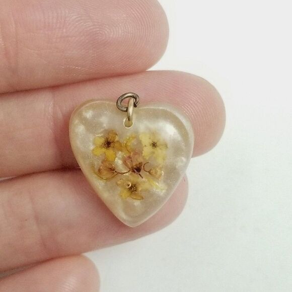 Vintage Heart Pendant with Little Pressed Flowers, Cream Lucite Sweetheart - Picture 5 of 6